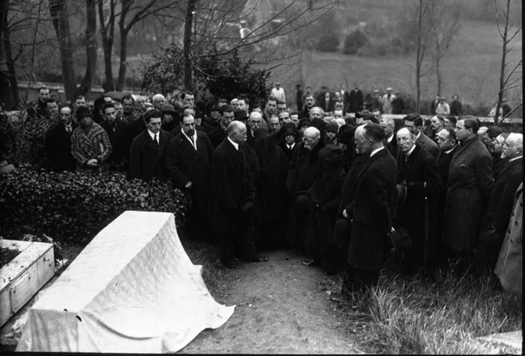 Дзержинский похоронен. Смерть на похоронах 2010 Постер. Фото Сталина на похоронах Дзержинского.